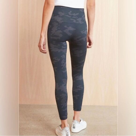 SPANX | Black Camo Seamless Leggings Size Small - Picture 4 of 10